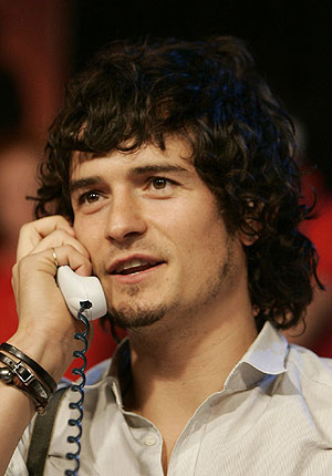 orlando bloom. It#39;s Orlando Bloom helping out